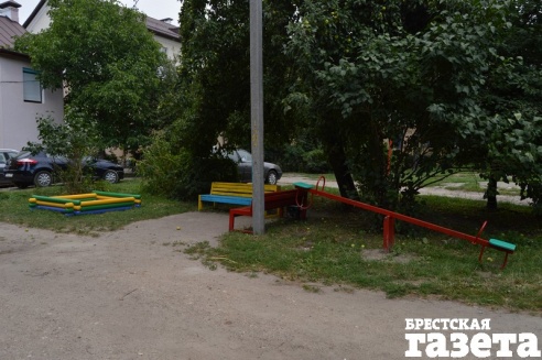 Брестчане не хотят мириться с тем, что многоэтажный торгово-административный комплекс втиснут в их дворы
