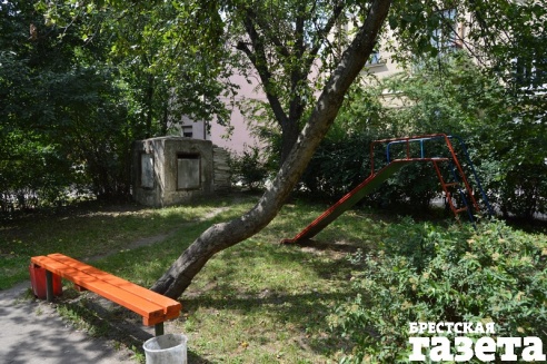 Брестчане не хотят мириться с тем, что многоэтажный торгово-административный комплекс втиснут в их дворы