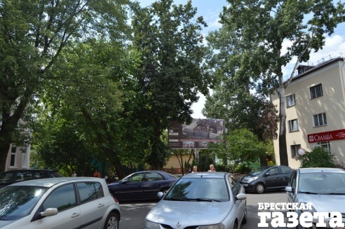 Брестчане не хотят мириться с тем, что многоэтажный торгово-административный комплекс втиснут в их дворы