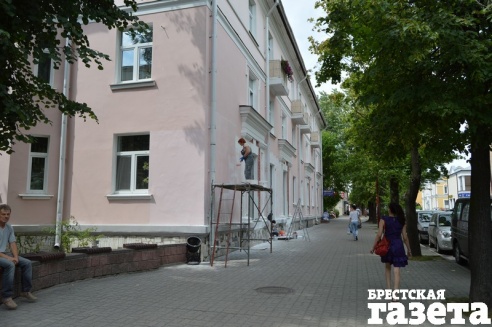 Брестчане не хотят мириться с тем, что многоэтажный торгово-административный комплекс втиснут в их дворы