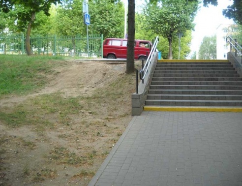 Как заехать велосипедистам, инвалидам и родителям с колясками в парк по ступенькам?