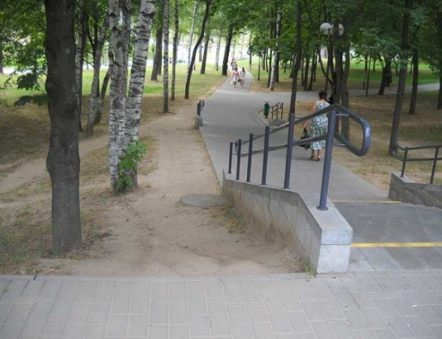 Как заехать велосипедистам, инвалидам и родителям с колясками в парк по ступенькам?