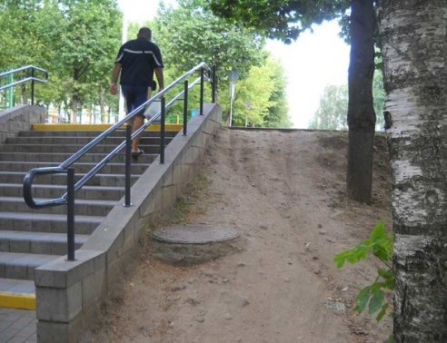 Как заехать велосипедистам, инвалидам и родителям с колясками в парк по ступенькам?