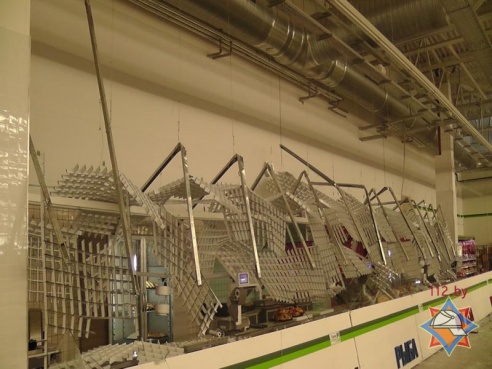 Фотофакт: двое взрослых и трое детей пострадали при обрушении козырька в новом суперсторе «Родная сторона» в Светлогорске