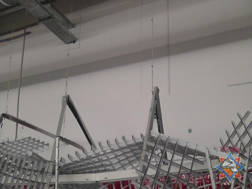 Фотофакт: двое взрослых и трое детей пострадали при обрушении козырька в новом суперсторе «Родная сторона» в Светлогорске