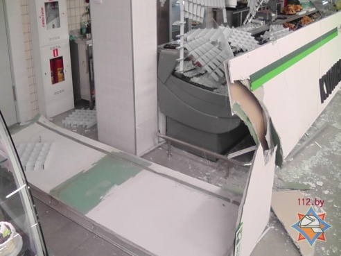 Фотофакт: двое взрослых и трое детей пострадали при обрушении козырька в новом суперсторе «Родная сторона» в Светлогорске