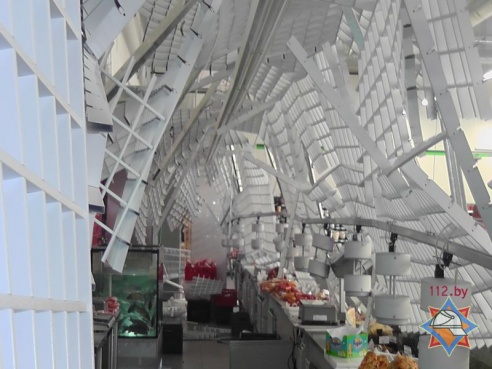 Фотофакт: двое взрослых и трое детей пострадали при обрушении козырька в новом суперсторе «Родная сторона» в Светлогорске