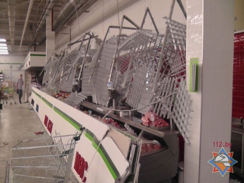 Фотофакт: двое взрослых и трое детей пострадали при обрушении козырька в новом суперсторе «Родная сторона» в Светлогорске