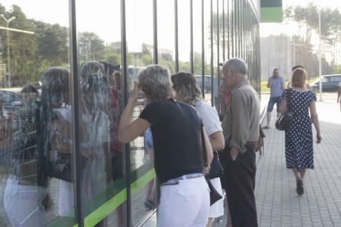 Фотофакт: двое взрослых и трое детей пострадали при обрушении козырька в новом суперсторе «Родная сторона» в Светлогорске