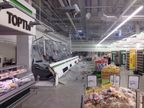 Фотофакт: двое взрослых и трое детей пострадали при обрушении козырька в новом суперсторе «Родная сторона» в Светлогорске