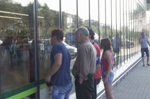 Фотофакт: двое взрослых и трое детей пострадали при обрушении козырька в новом суперсторе «Родная сторона» в Светлогорске