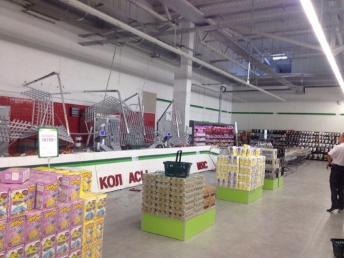 Фотофакт: двое взрослых и трое детей пострадали при обрушении козырька в новом суперсторе «Родная сторона» в Светлогорске