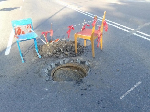 Фотофакт: в Мозыре при ремонте дороги люк закатали асфальтом