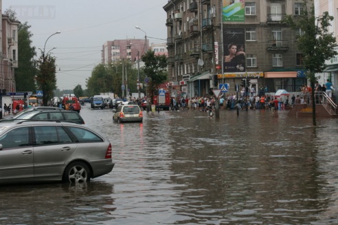 Последствия стихии в Могилёве: по колено воды, поваленные деревья и автомобильные пробки