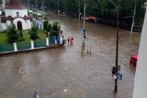 Последствия стихии в Могилёве: по колено воды, поваленные деревья и автомобильные пробки