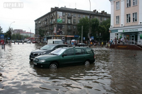 Последствия стихии в Могилёве: по колено воды, поваленные деревья и автомобильные пробки