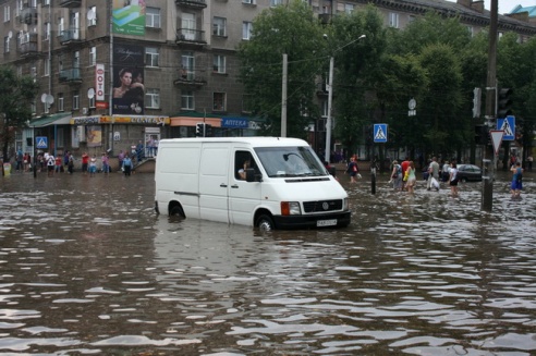 Последствия стихии в Могилёве: по колено воды, поваленные деревья и автомобильные пробки