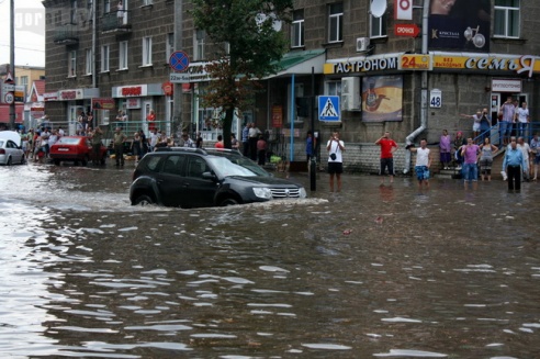 Последствия стихии в Могилёве: по колено воды, поваленные деревья и автомобильные пробки