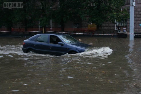 Последствия стихии в Могилёве: по колено воды, поваленные деревья и автомобильные пробки