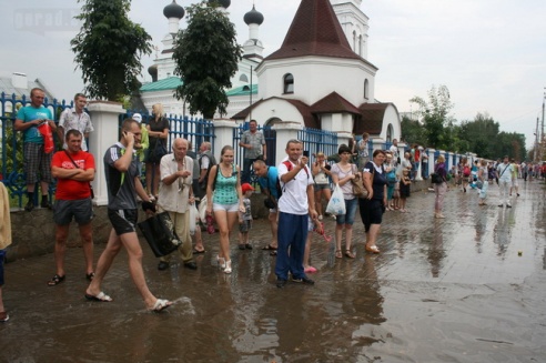 Последствия стихии в Могилёве: по колено воды, поваленные деревья и автомобильные пробки