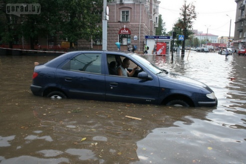 Последствия стихии в Могилёве: по колено воды, поваленные деревья и автомобильные пробки