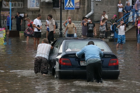 Последствия стихии в Могилёве: по колено воды, поваленные деревья и автомобильные пробки