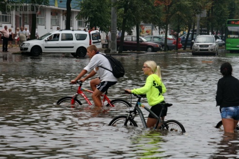Последствия стихии в Могилёве: по колено воды, поваленные деревья и автомобильные пробки