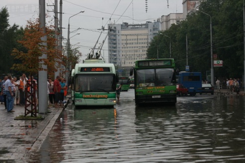 Последствия стихии в Могилёве: по колено воды, поваленные деревья и автомобильные пробки