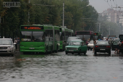 Последствия стихии в Могилёве: по колено воды, поваленные деревья и автомобильные пробки