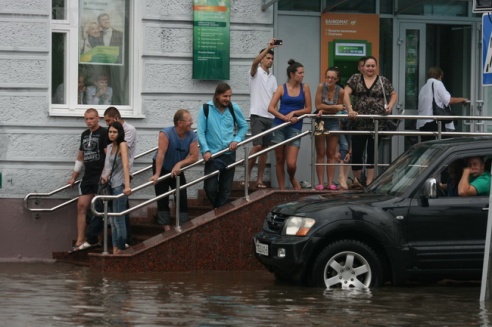 Последствия стихии в Могилёве: по колено воды, поваленные деревья и автомобильные пробки