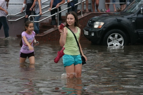 Последствия стихии в Могилёве: по колено воды, поваленные деревья и автомобильные пробки