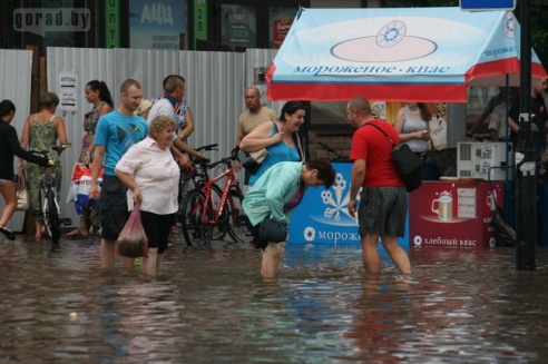 Последствия стихии в Могилёве: по колено воды, поваленные деревья и автомобильные пробки