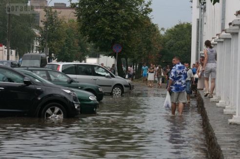 Последствия стихии в Могилёве: по колено воды, поваленные деревья и автомобильные пробки