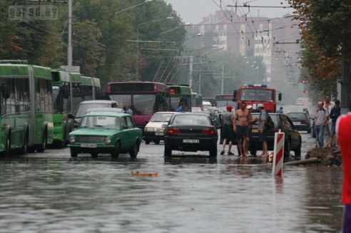Последствия стихии в Могилёве: по колено воды, поваленные деревья и автомобильные пробки