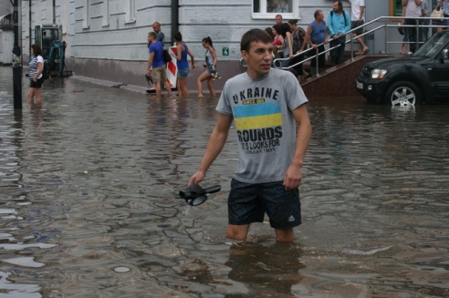 Последствия стихии в Могилёве: по колено воды, поваленные деревья и автомобильные пробки