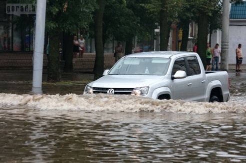 Последствия стихии в Могилёве: по колено воды, поваленные деревья и автомобильные пробки