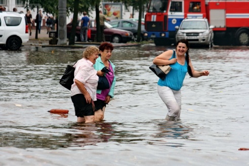 Последствия стихии в Могилёве: по колено воды, поваленные деревья и автомобильные пробки