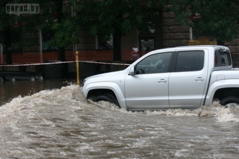 Последствия стихии в Могилёве: по колено воды, поваленные деревья и автомобильные пробки