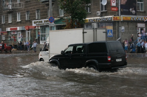 Последствия стихии в Могилёве: по колено воды, поваленные деревья и автомобильные пробки