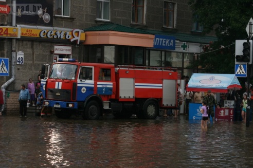 Последствия стихии в Могилёве: по колено воды, поваленные деревья и автомобильные пробки