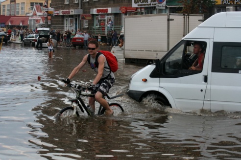Последствия стихии в Могилёве: по колено воды, поваленные деревья и автомобильные пробки