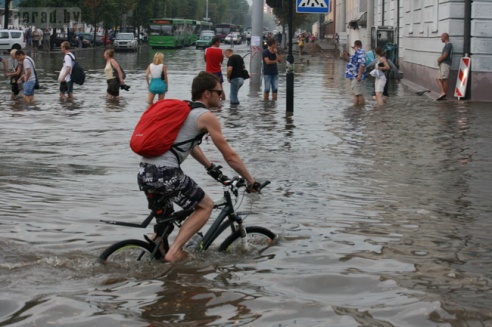 Последствия стихии в Могилёве: по колено воды, поваленные деревья и автомобильные пробки