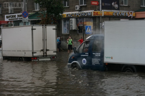 Последствия стихии в Могилёве: по колено воды, поваленные деревья и автомобильные пробки