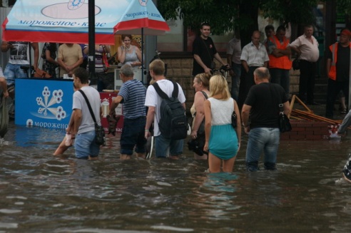 Последствия стихии в Могилёве: по колено воды, поваленные деревья и автомобильные пробки
