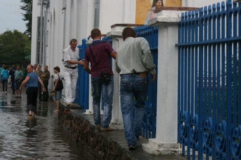 Последствия стихии в Могилёве: по колено воды, поваленные деревья и автомобильные пробки