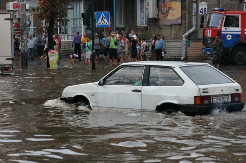 Последствия стихии в Могилёве: по колено воды, поваленные деревья и автомобильные пробки