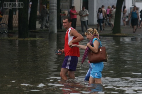 Последствия стихии в Могилёве: по колено воды, поваленные деревья и автомобильные пробки