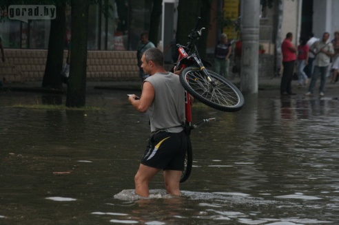 Последствия стихии в Могилёве: по колено воды, поваленные деревья и автомобильные пробки
