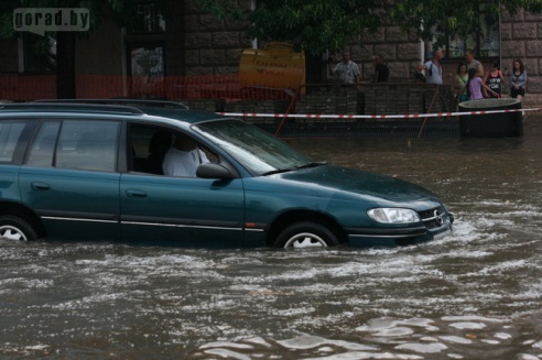 Последствия стихии в Могилёве: по колено воды, поваленные деревья и автомобильные пробки