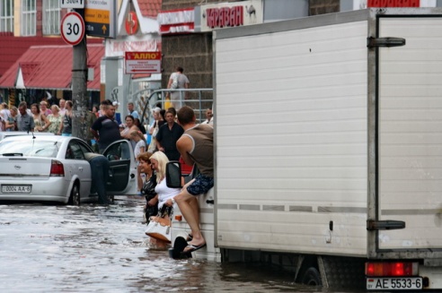 Последствия стихии в Могилёве: по колено воды, поваленные деревья и автомобильные пробки